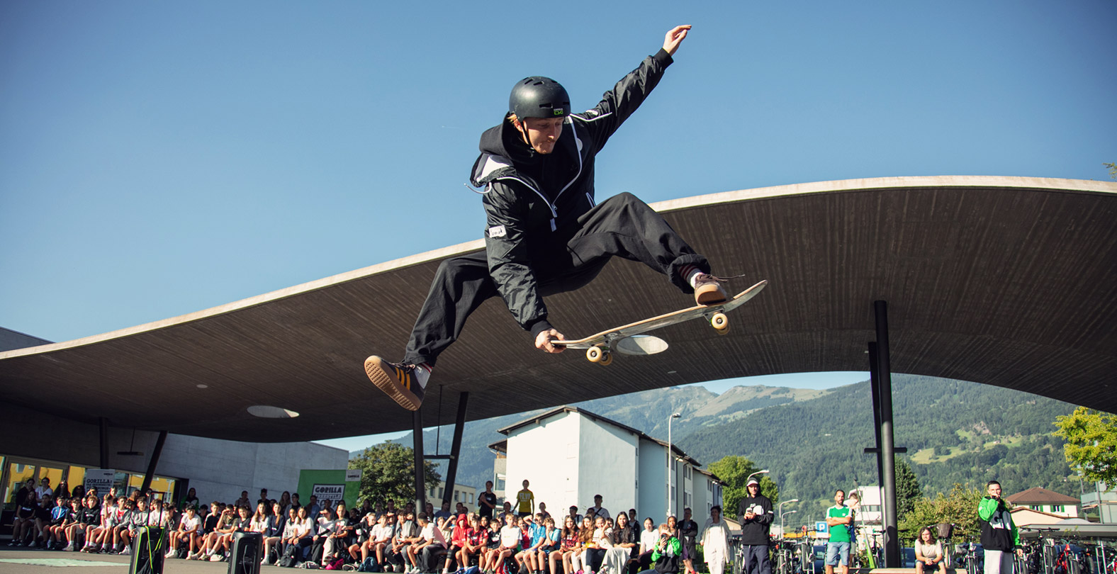 Gorilla school program. Teaching kids how to skateboard