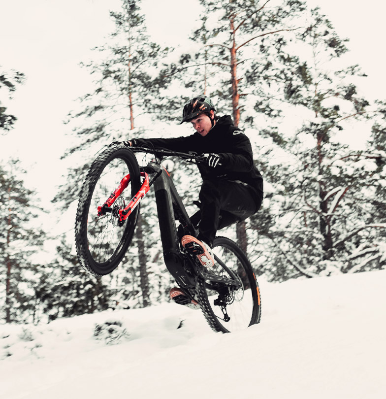 mountain bike rider in winter snow Max Fredriksson