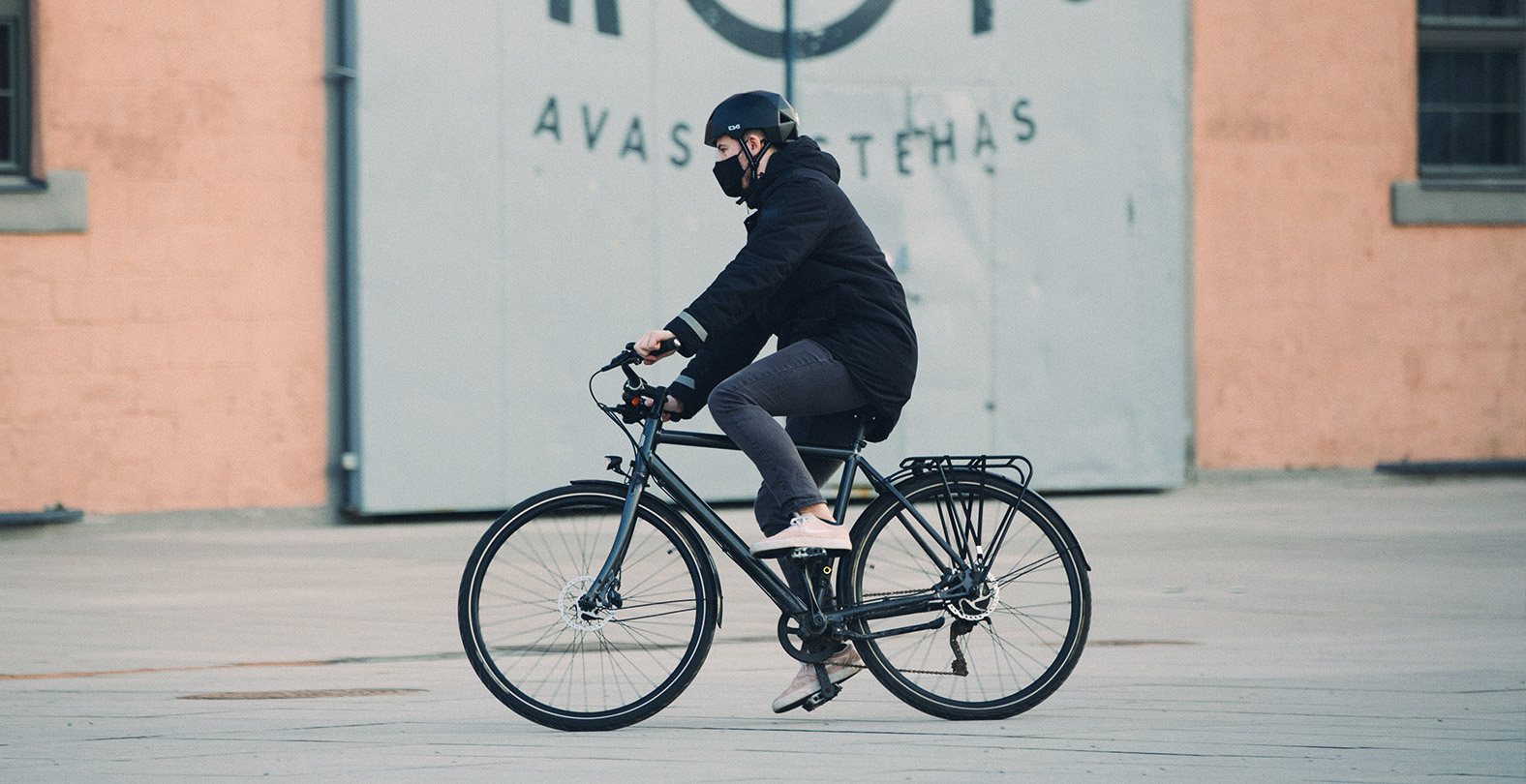 urban biker with TSG Geo Helmet in Tallin Estland